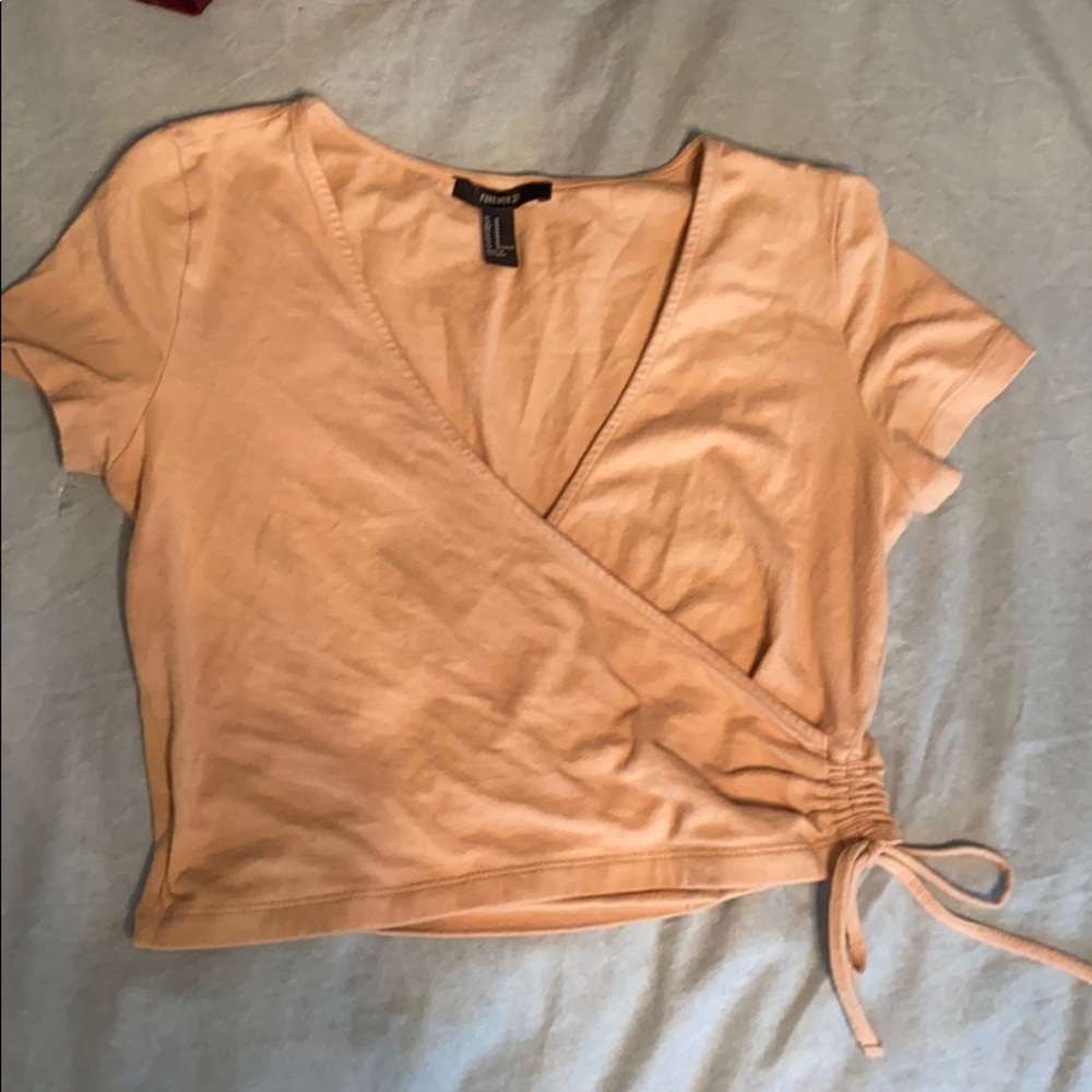 beige crop top🦋